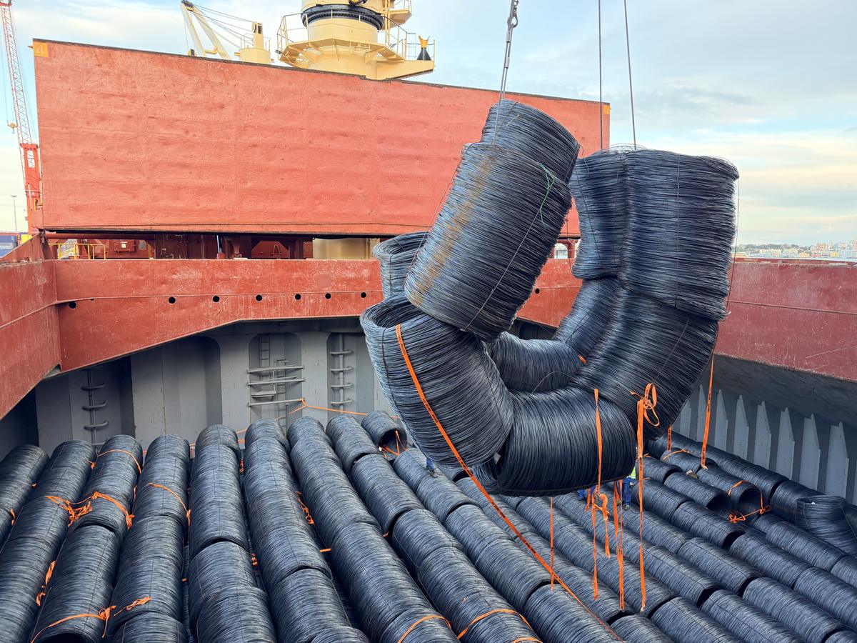 Sbarco di coils di acciaio con la gru
