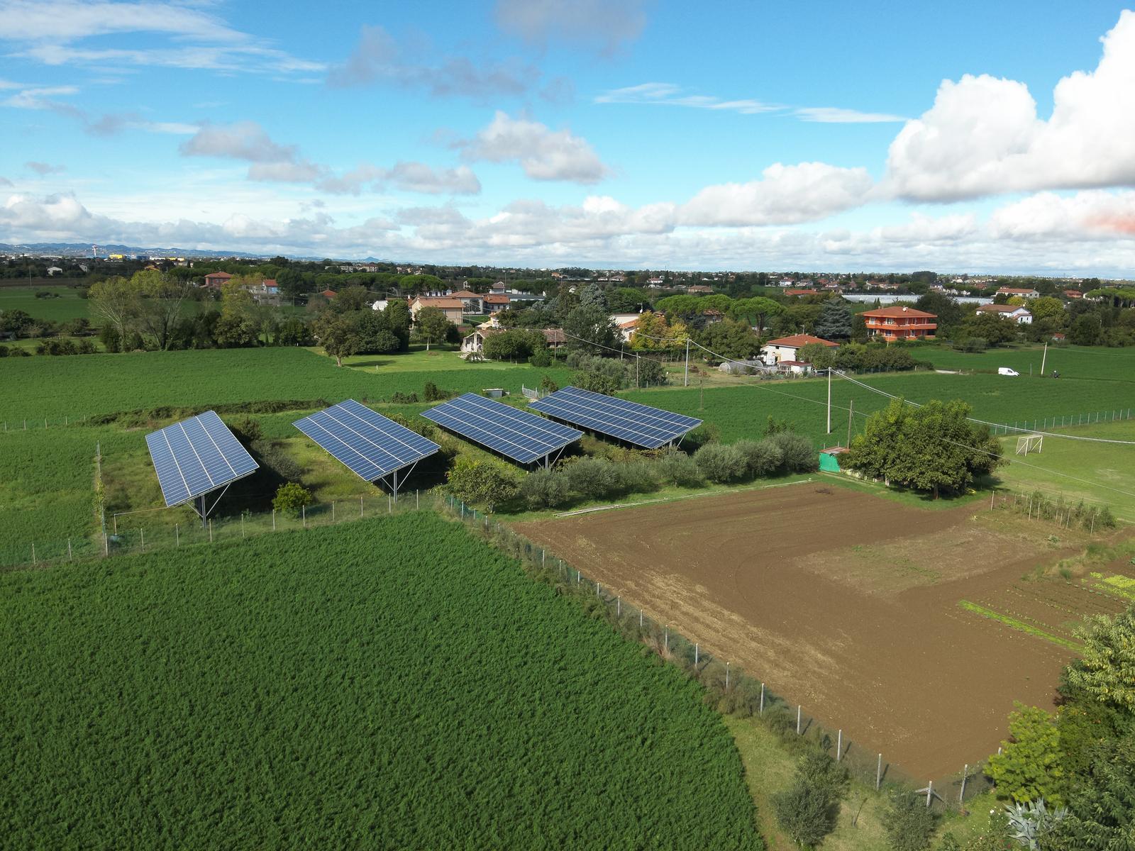 Impianto fotovoltaico ripreso dal drone
