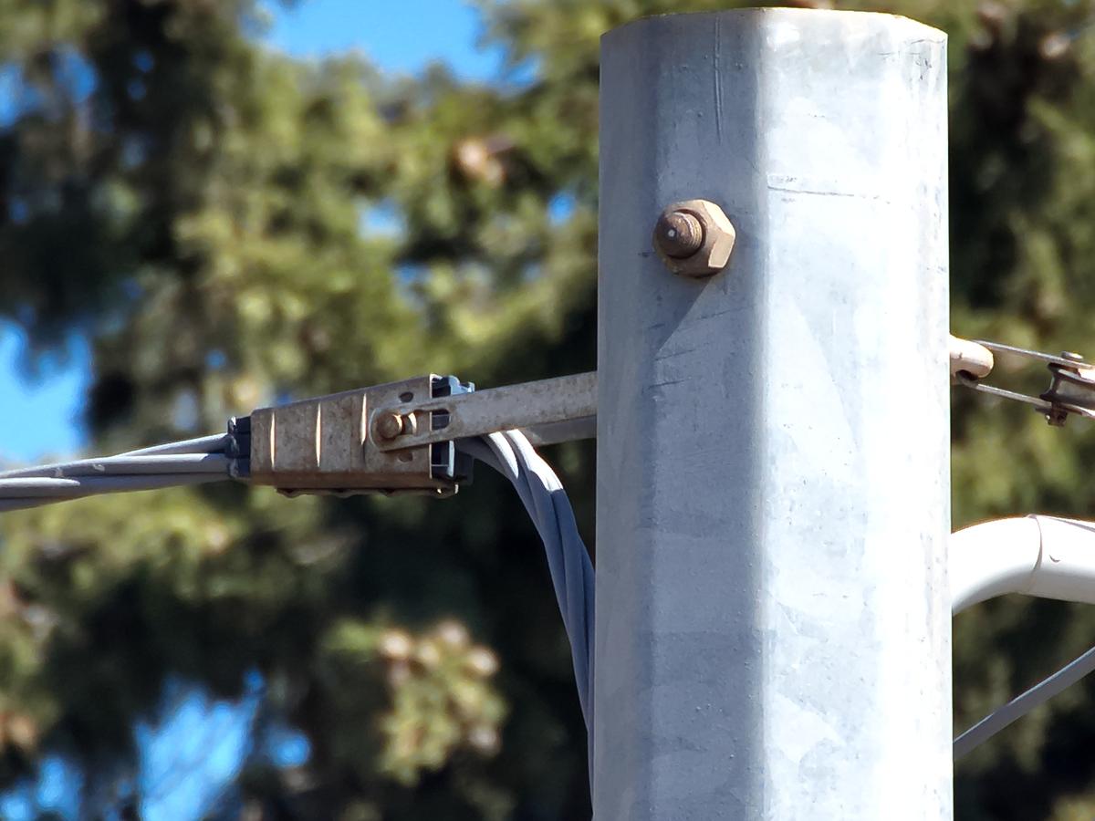 Zoom su un morsetto di un palo elettrico