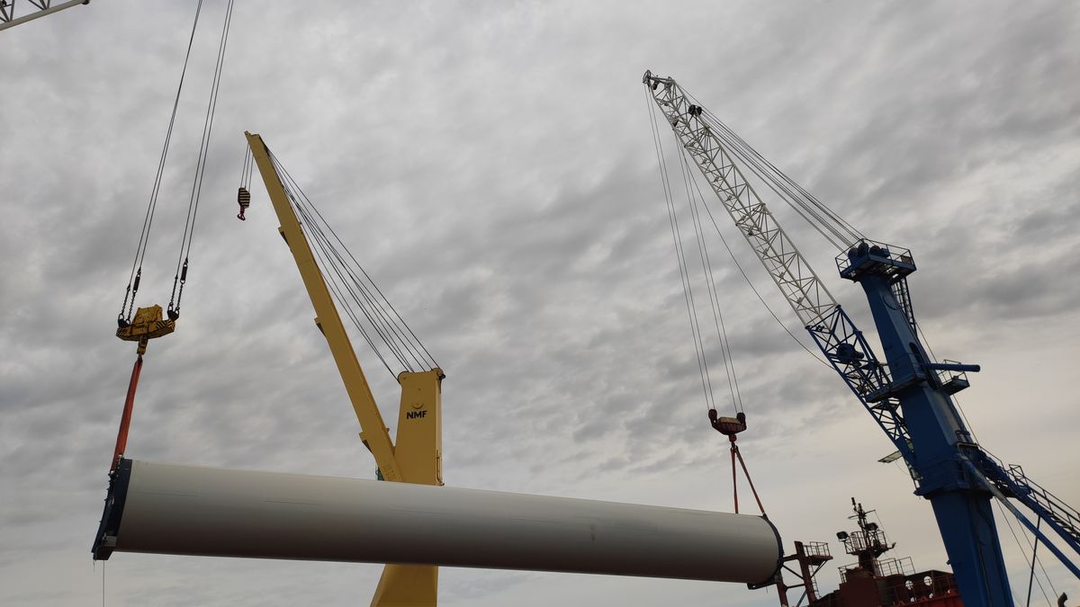 Sbarco di una sezione di torre eolica