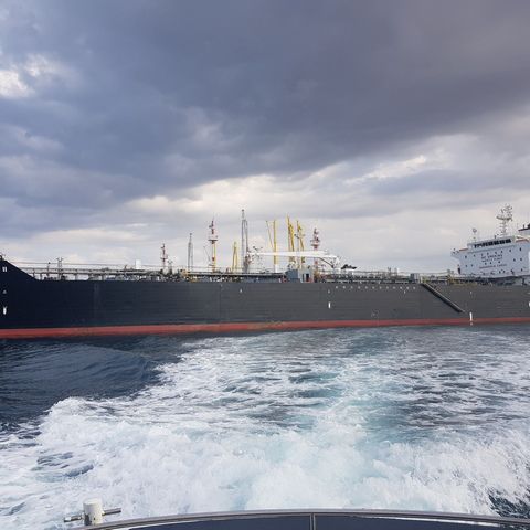 Nave cisterna al terminal